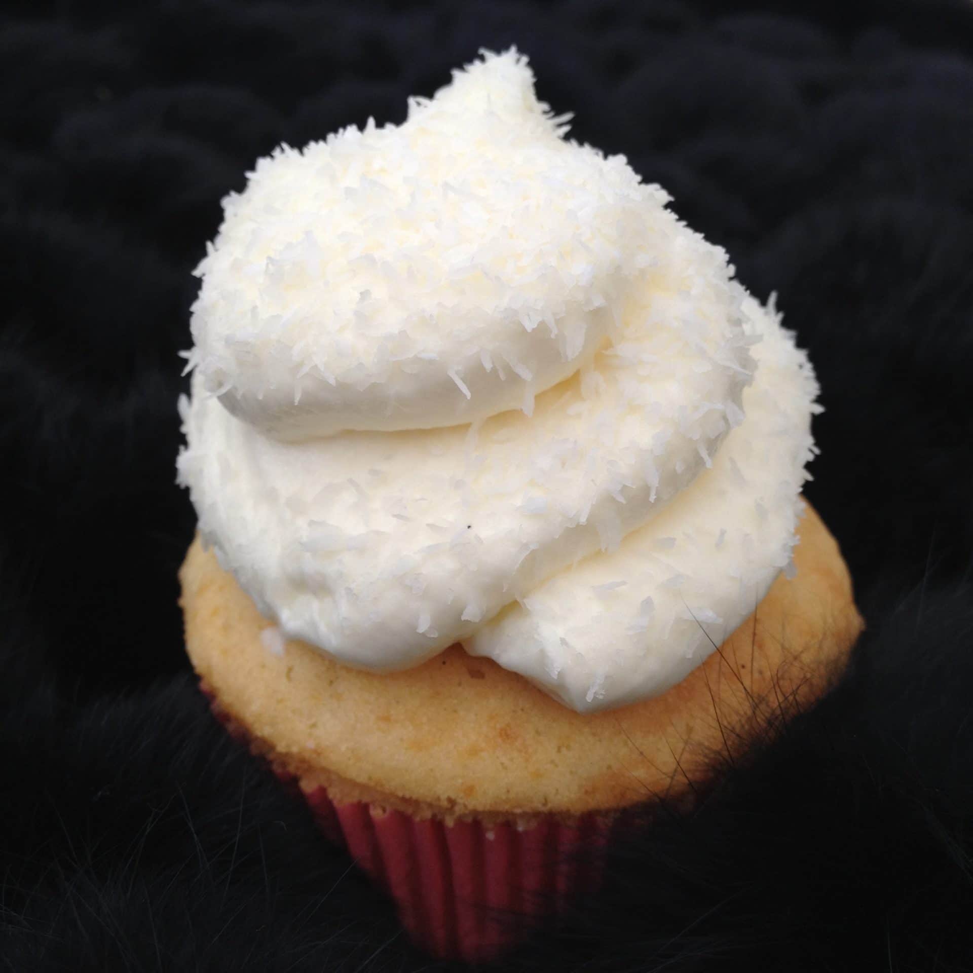 Vanille Cupcakes mit Marshmallow Füllung - Lovelyliciousme